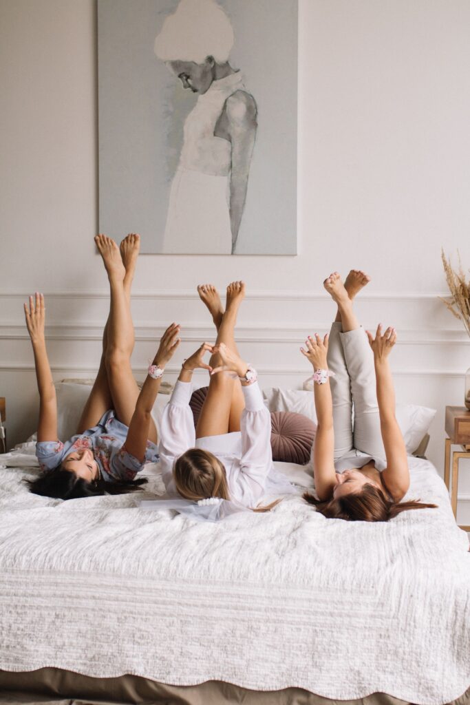 Braut und Freundinnen genießen gemeinsam den Hochzeitsmorgen