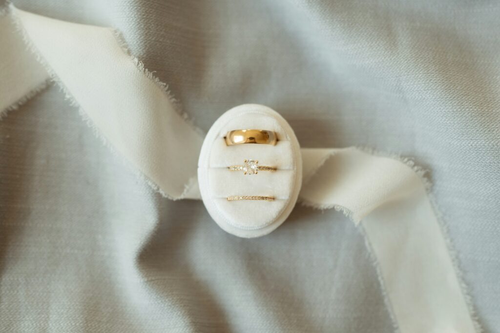 Goldene Eheringe von Eden Essence, Hochzeitsplaner Rheinland-Pfalz