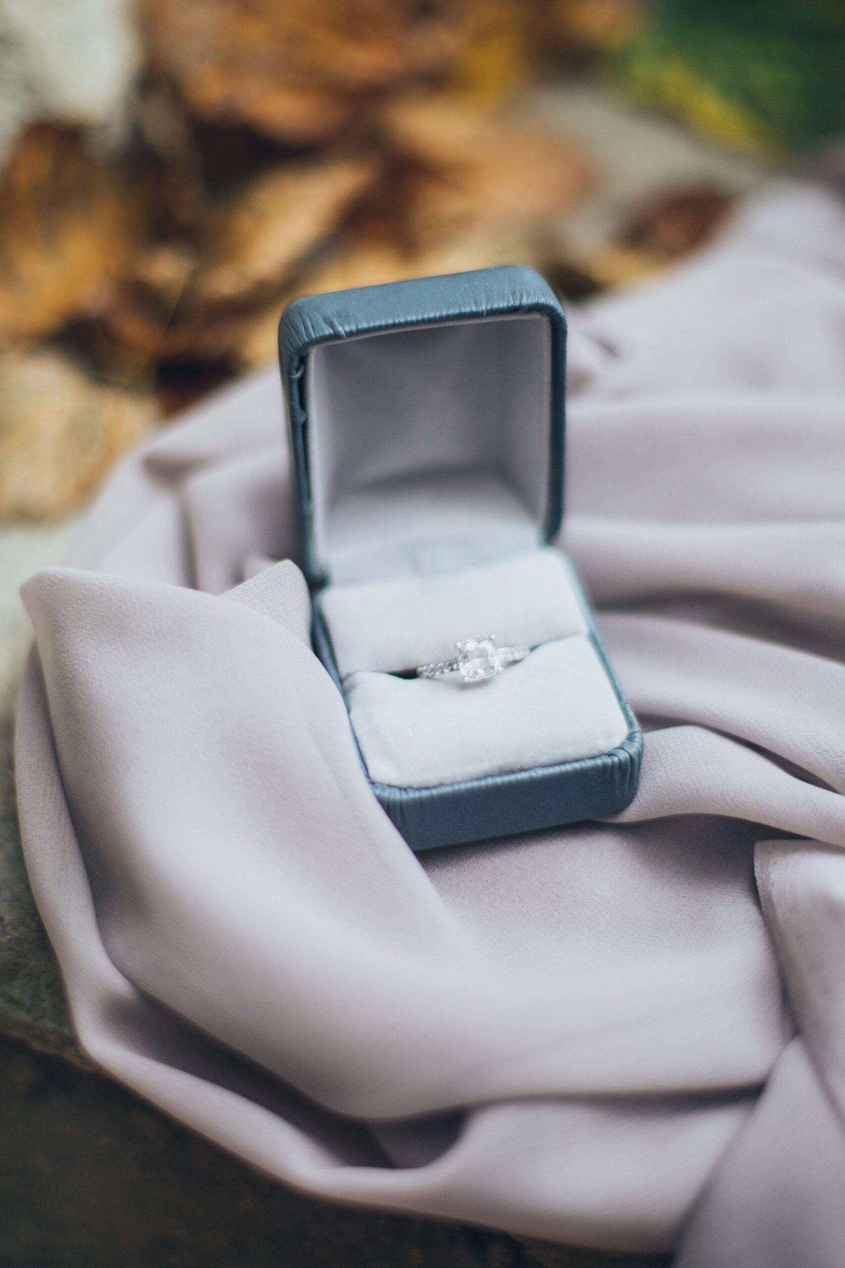 Verlobungsring in einer eleganten Ringschachtel