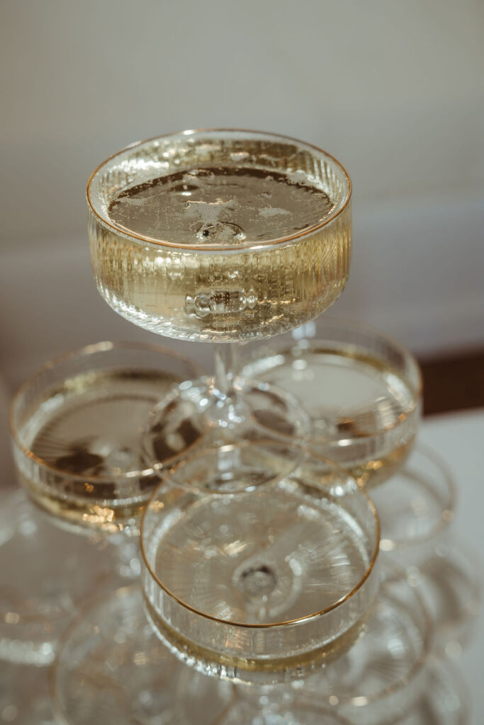 Champagnergläser bei einer eleganten Hochzeitsfeier