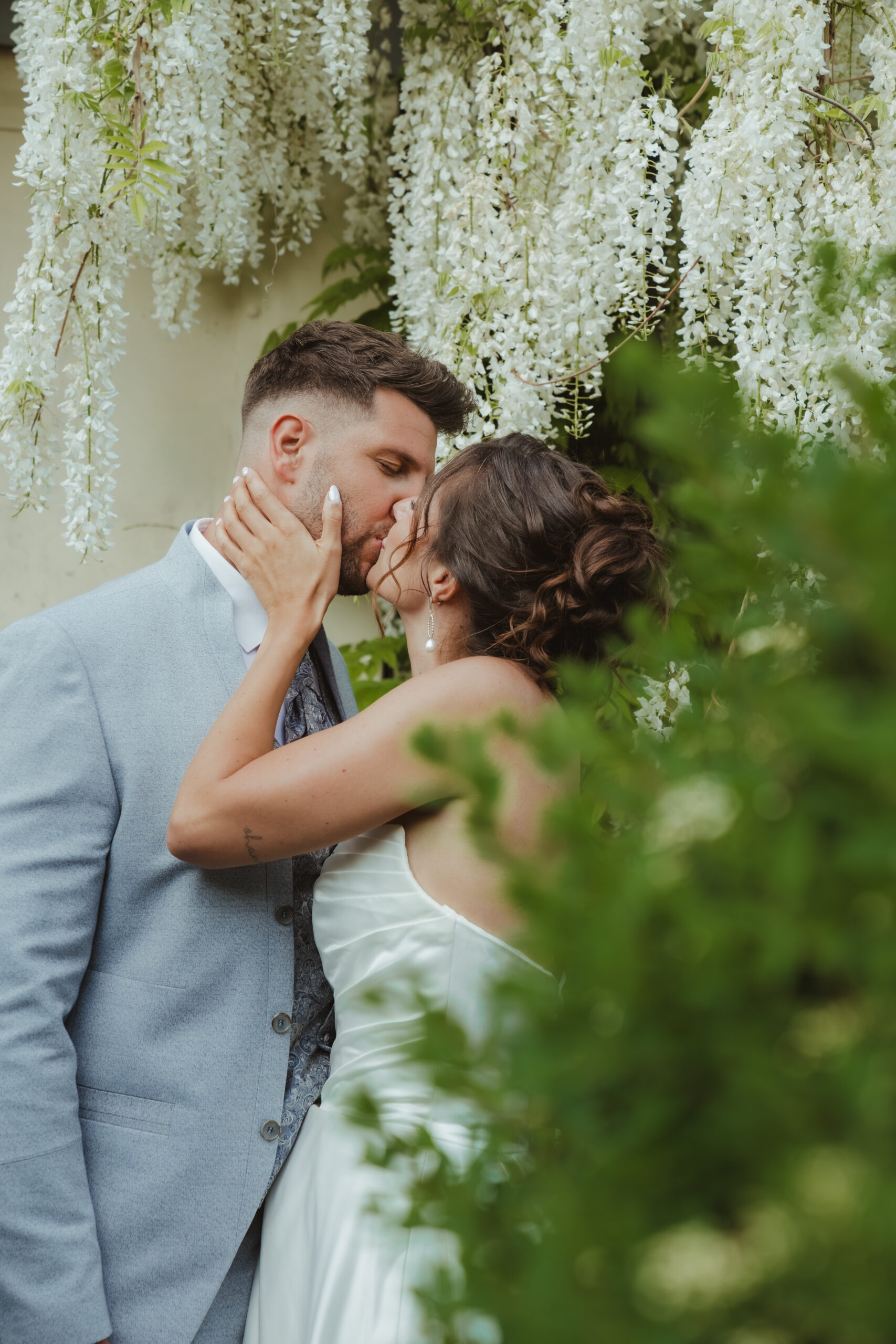 Küssendes Brautpaar bei einer Hochzeit in Rheinland-Pfalz