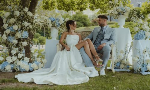 Brautpaar beim entspannten Hochzeitsshooting im Garten